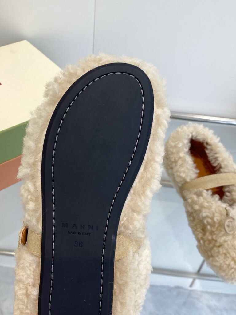 Louis Vuitton Unisex Shearling Shoes detail image 6