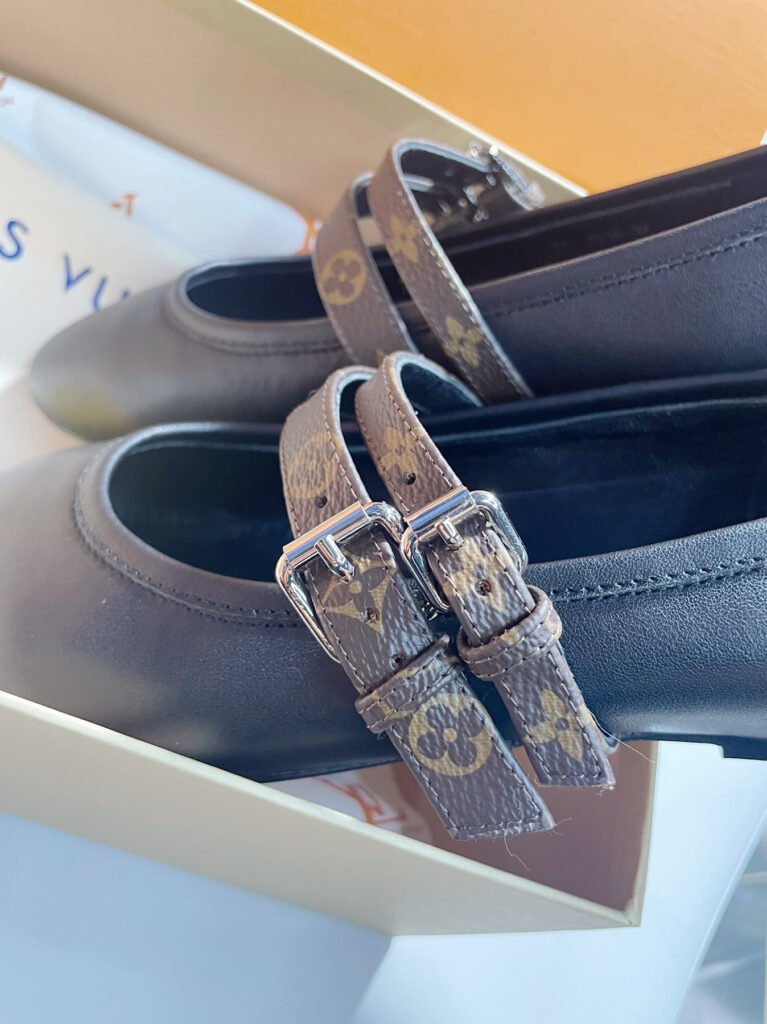 Louis Vuitton Unisex Sneakers detail 6