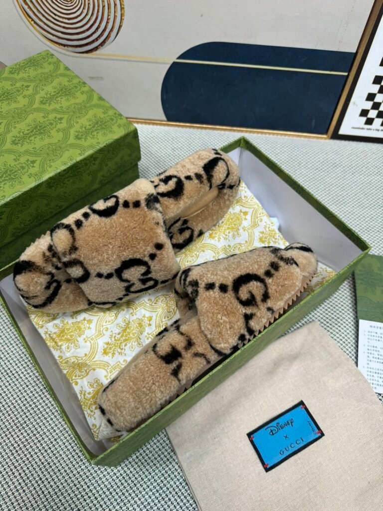 Gucci Unisex Shearling Shoes detail image 6