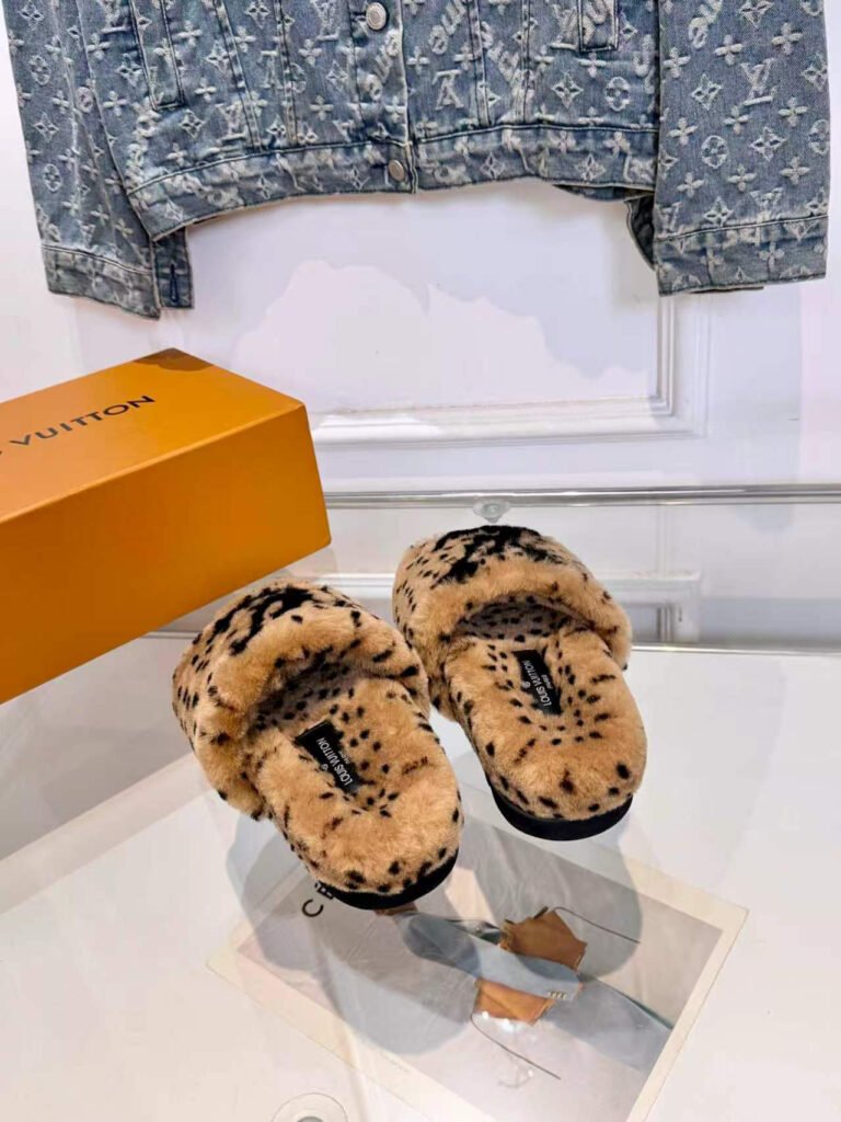 Louis Vuitton Unisex Slides detail image 6