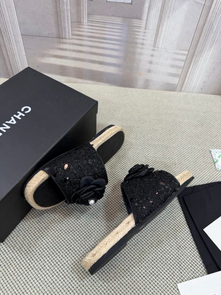 Louis Vuitton Unisex Slides detail 6