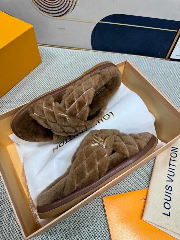 Louis Vuitton Unisex Shearling Shoes detail image 6