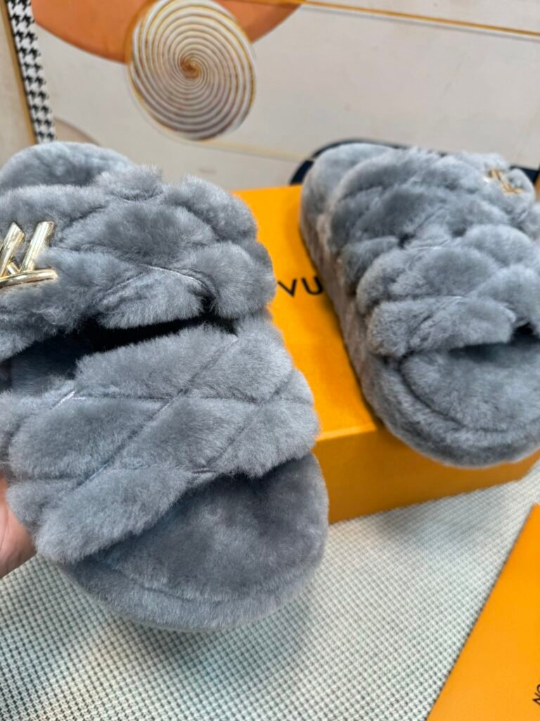 Louis Vuitton Unisex Shearling Shoes detail 6