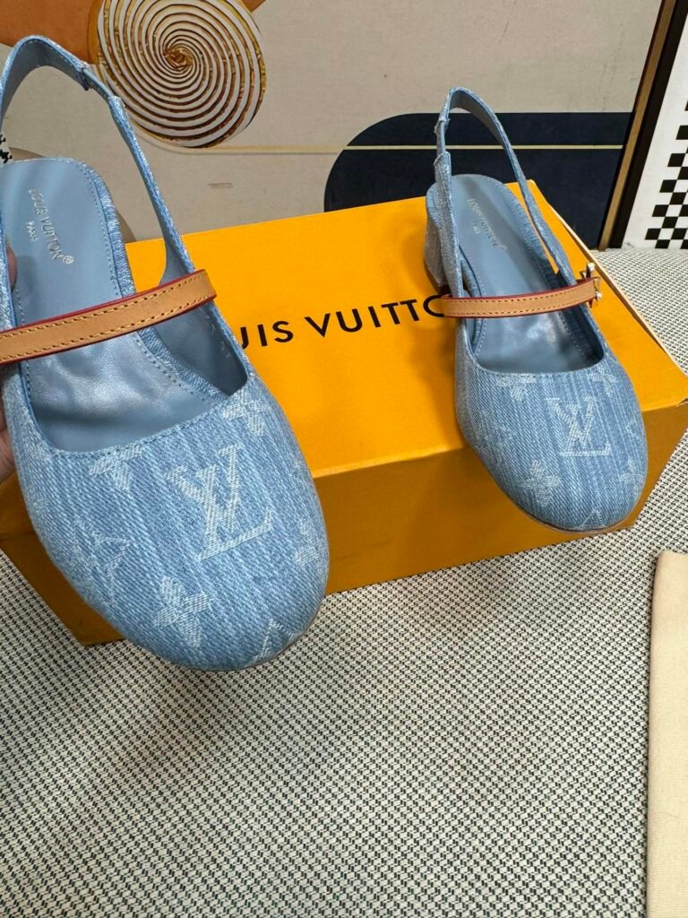 Louis Vuitton Unisex Sandals detail 6