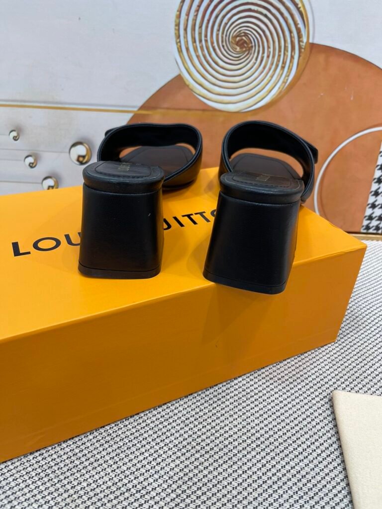 Louis Vuitton Unisex Sandals detail 6