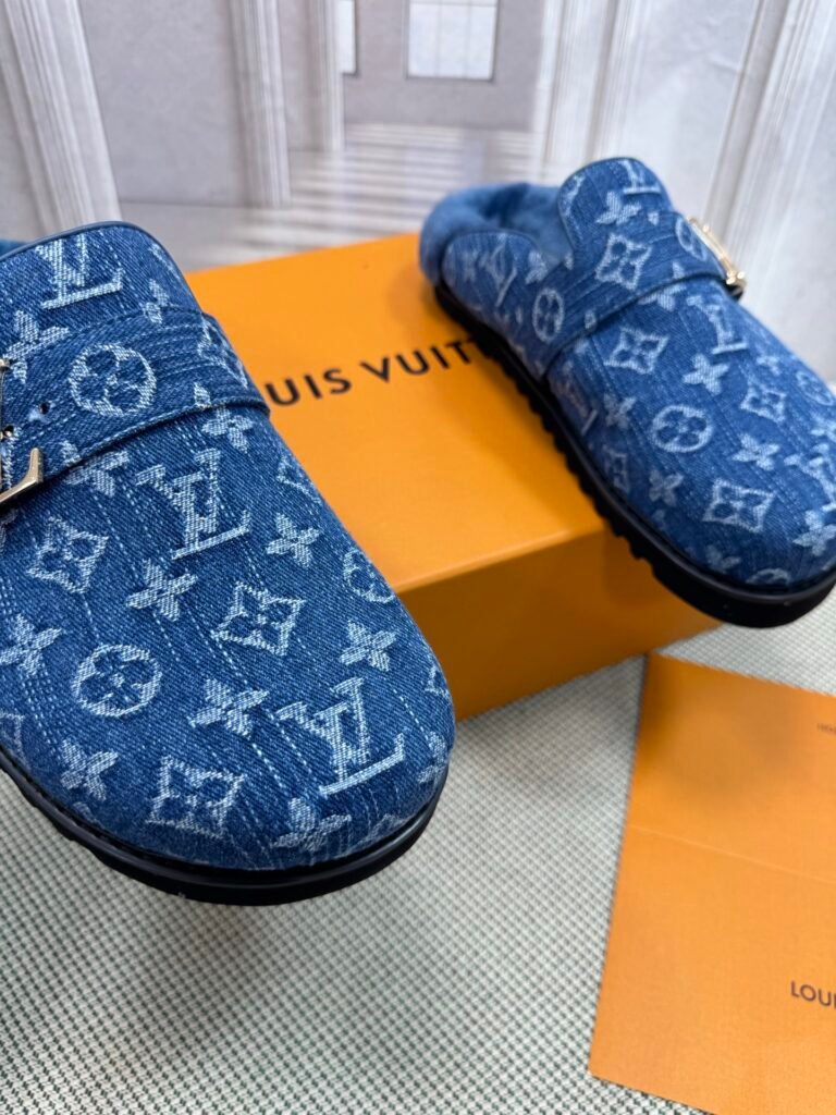 Louis Vuitton Unisex Slides detail 6