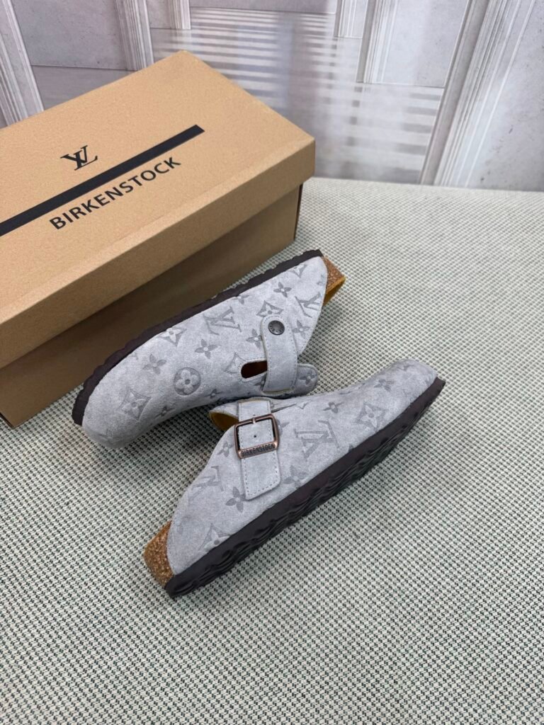 Louis Vuitton Unisex Slides detail 6