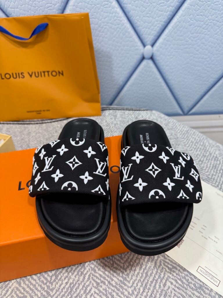 Louis Vuitton Unisex Slides detail 6
