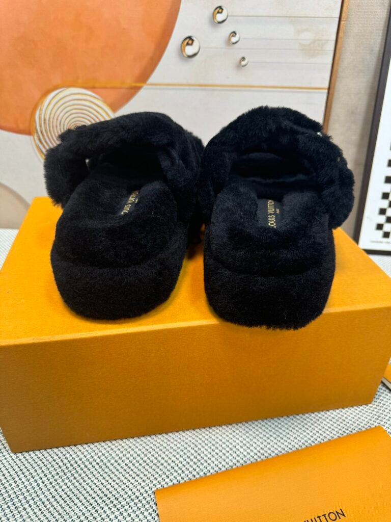 Louis Vuitton Unisex Slides detail 6