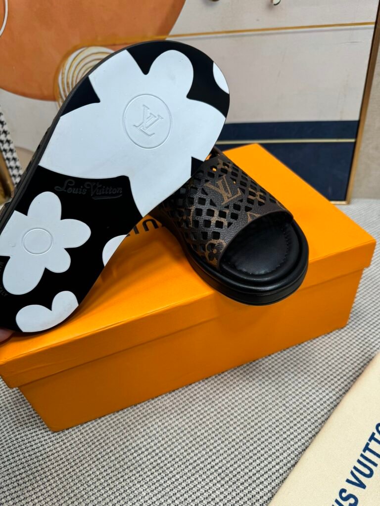 Louis Vuitton Unisex Slides detail 6