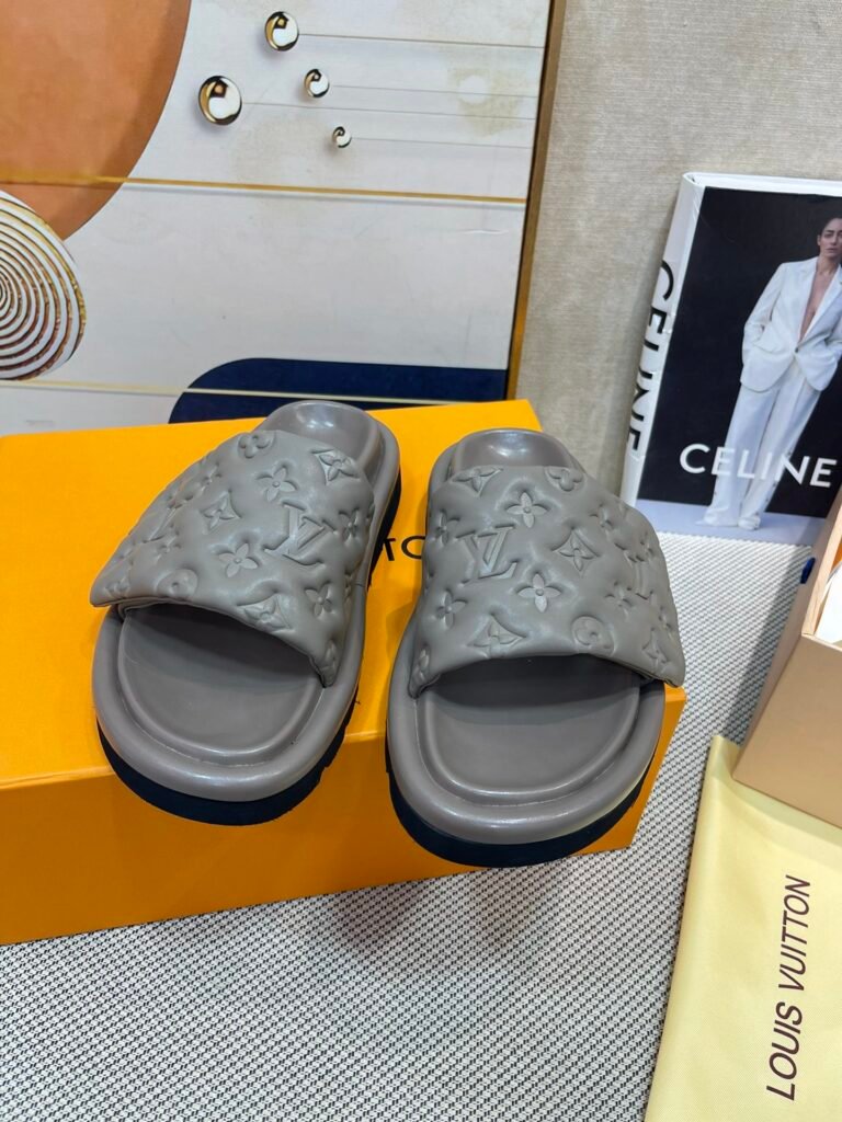 Louis Vuitton Unisex Slides detail image 6