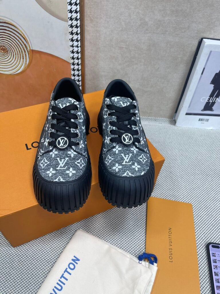 Louis Vuitton Unisex Chunky Sneakers detail 6