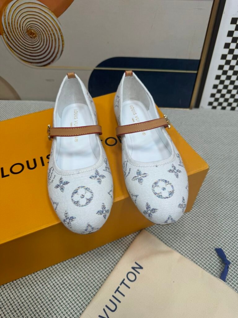Louis Vuitton Unisex Sandals detail 6