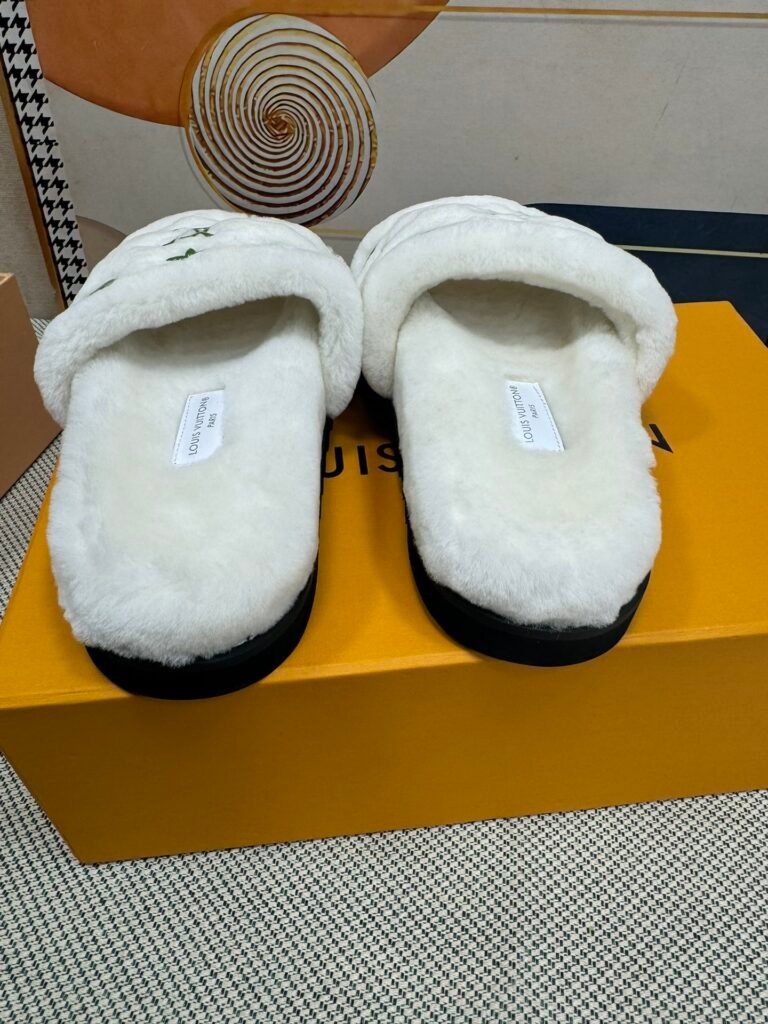Louis Vuitton Unisex Shearling Shoes detail image 6