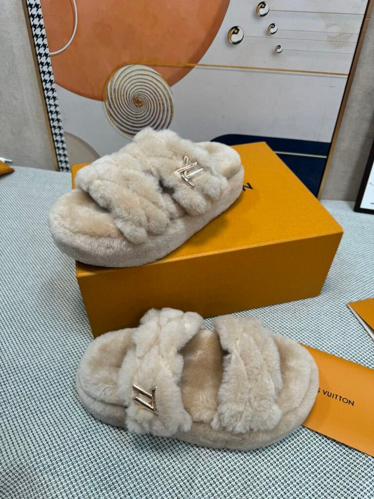 Louis Vuitton Unisex Shearling Shoes detail 6