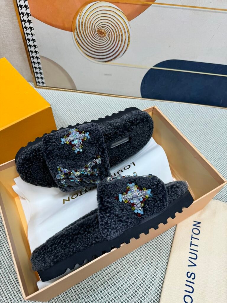 Louis Vuitton Unisex Shearling Shoes detail 6