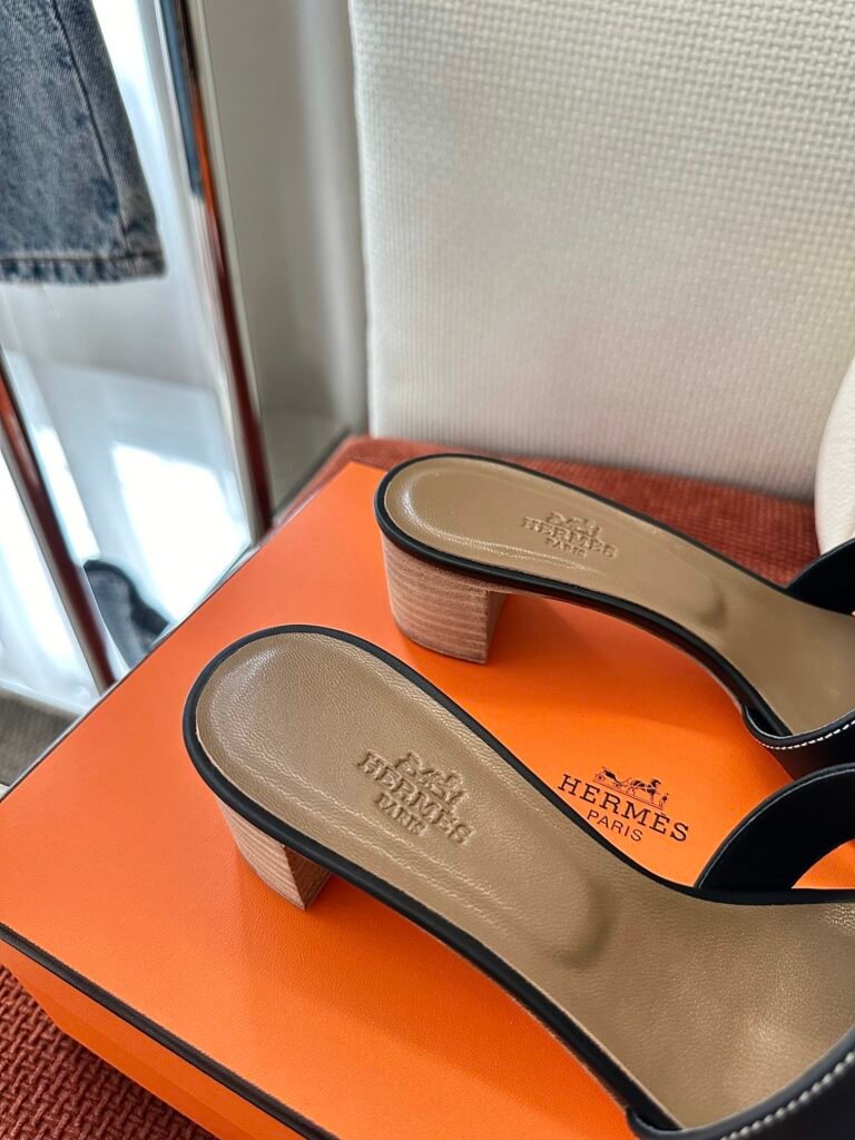 Hermès Unisex Sneakers detail 7