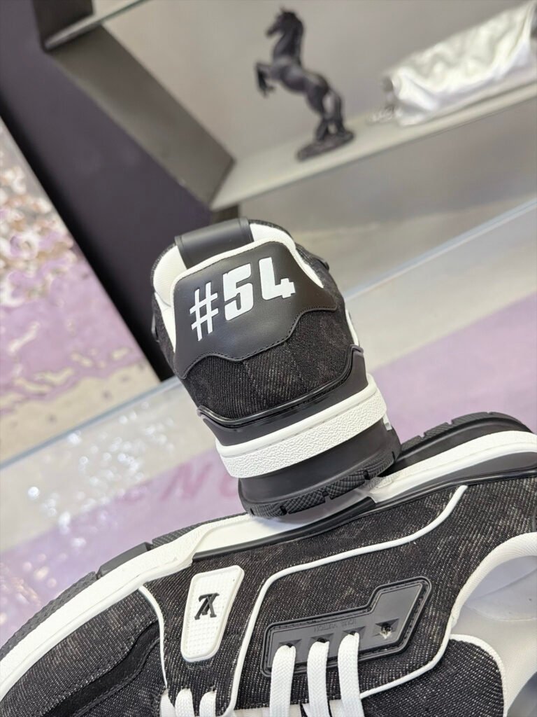 Louis Vuitton Unisex Sneakers detail image 7