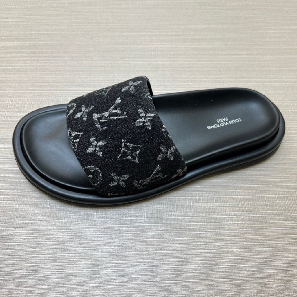 Louis Vuitton Unisex Slides detail image 7