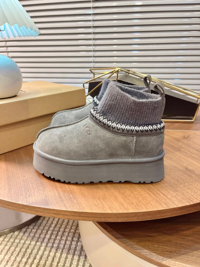 UGG Unisex Snow Boots detail 7