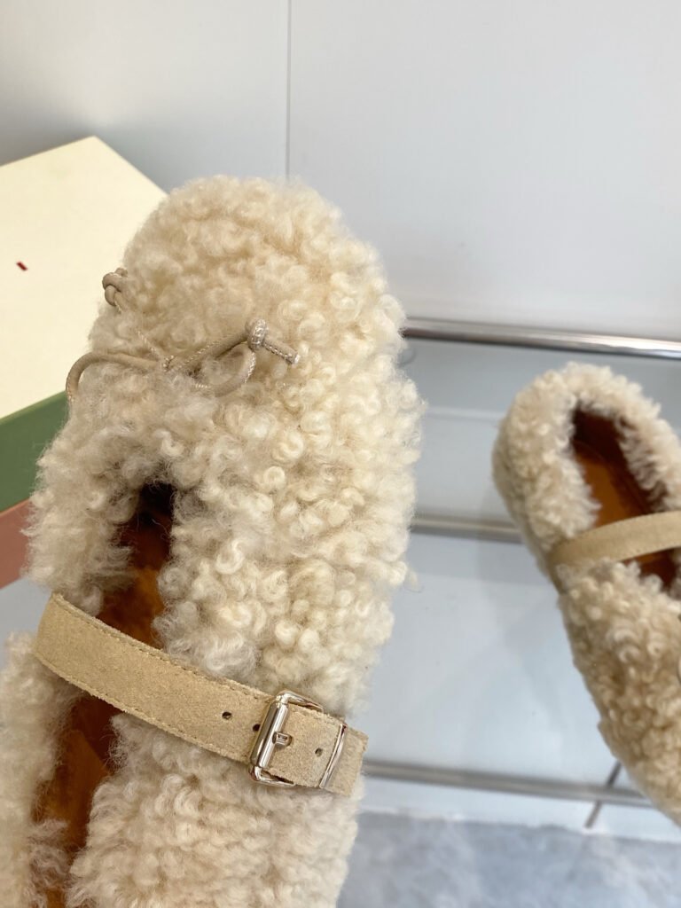 Louis Vuitton Unisex Shearling Shoes detail image 7