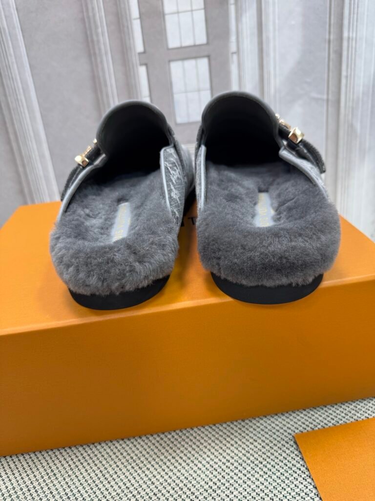 Louis Vuitton Unisex Slides detail image 7