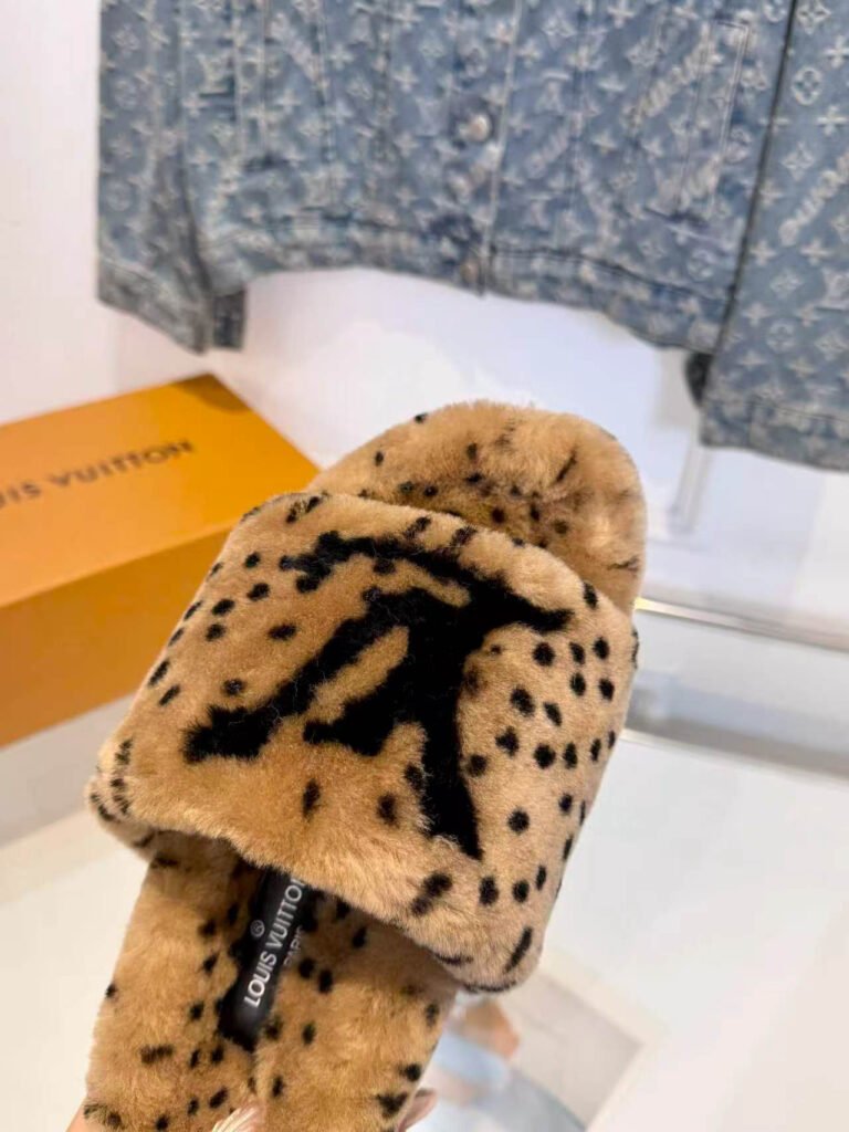 Louis Vuitton Unisex Slides detail image 7