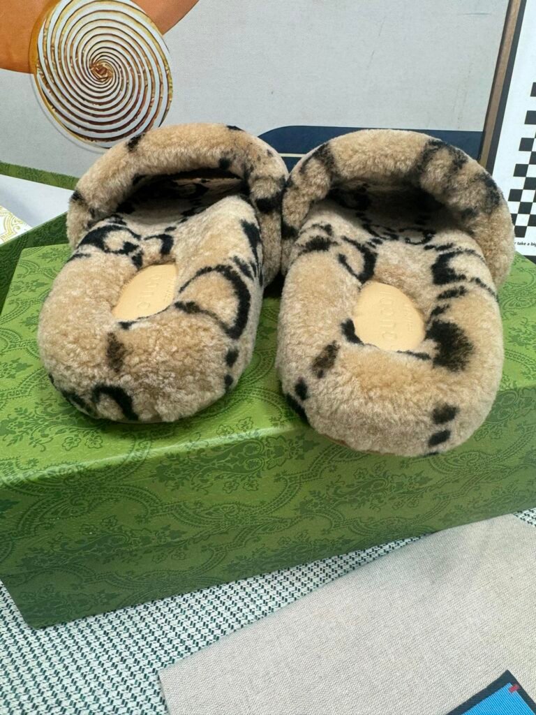 Gucci Unisex Shearling Shoes detail image 7