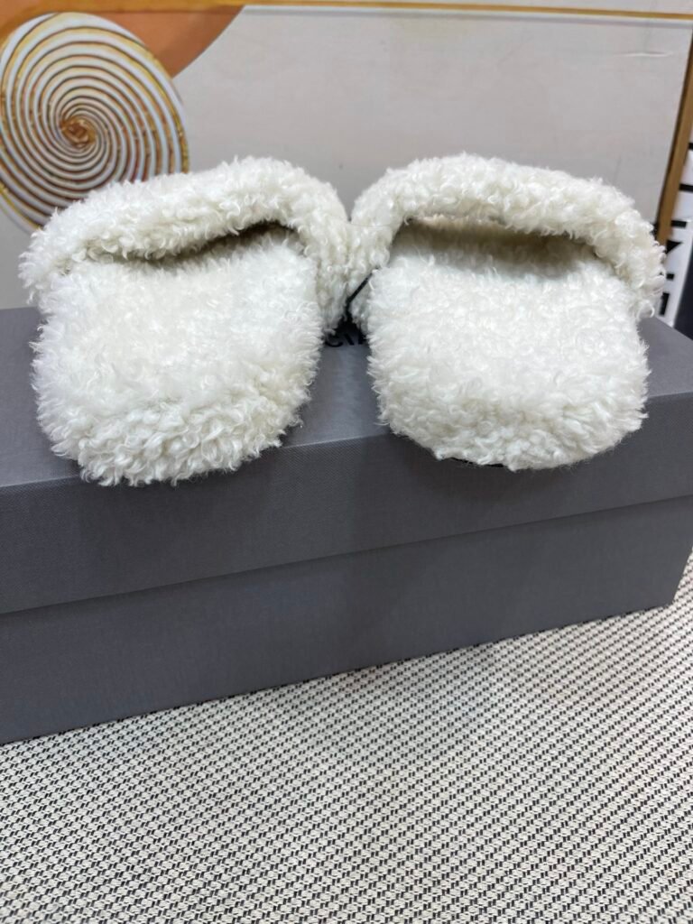 Balenciaga Unisex Sneakers detail image 7