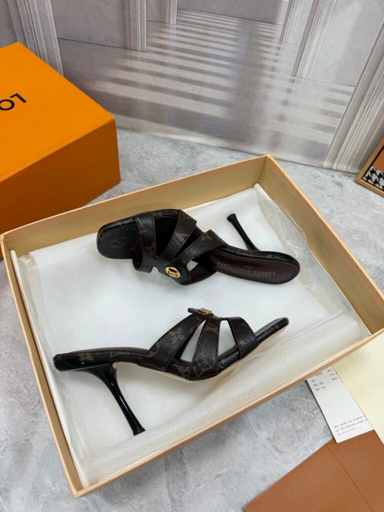 Louis Vuitton Unisex Slides detail 7