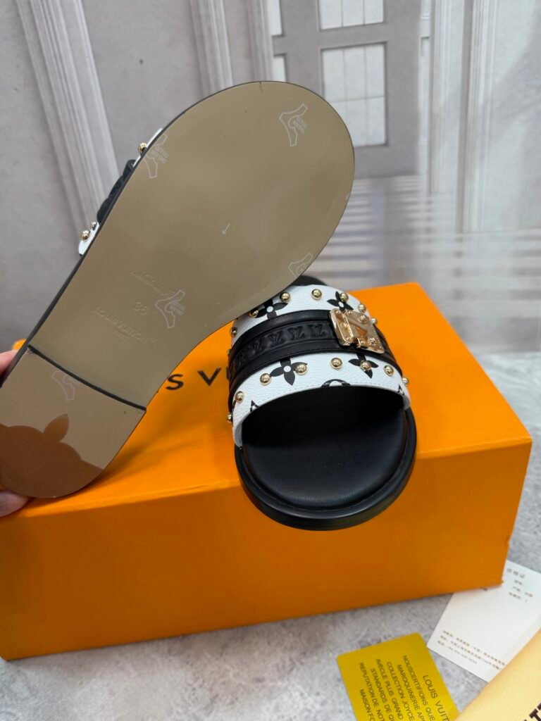 Louis Vuitton Unisex Slides detail 7