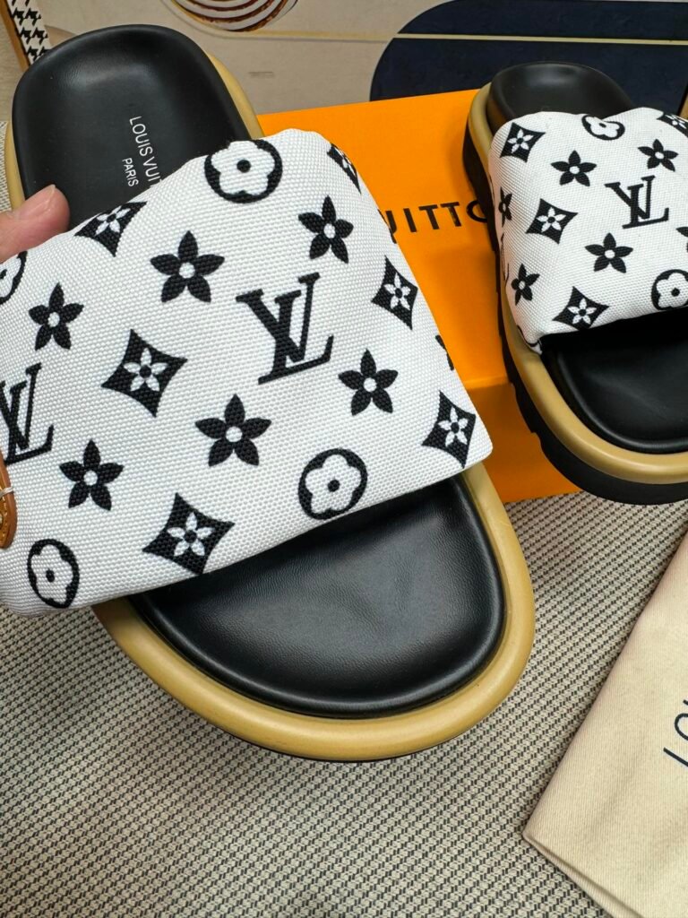 Louis Vuitton Unisex Slides detail image 7