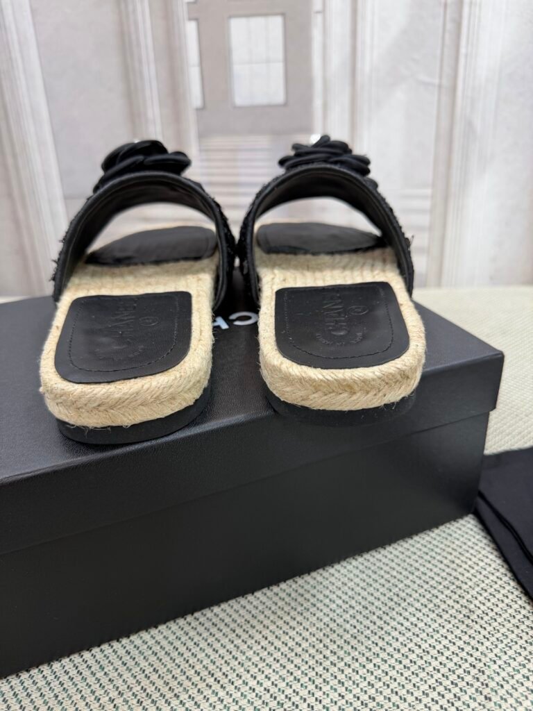 Louis Vuitton Unisex Slides detail 7