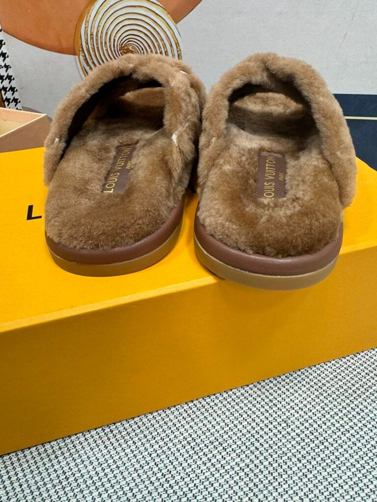 Louis Vuitton Unisex Shearling Shoes detail image 7