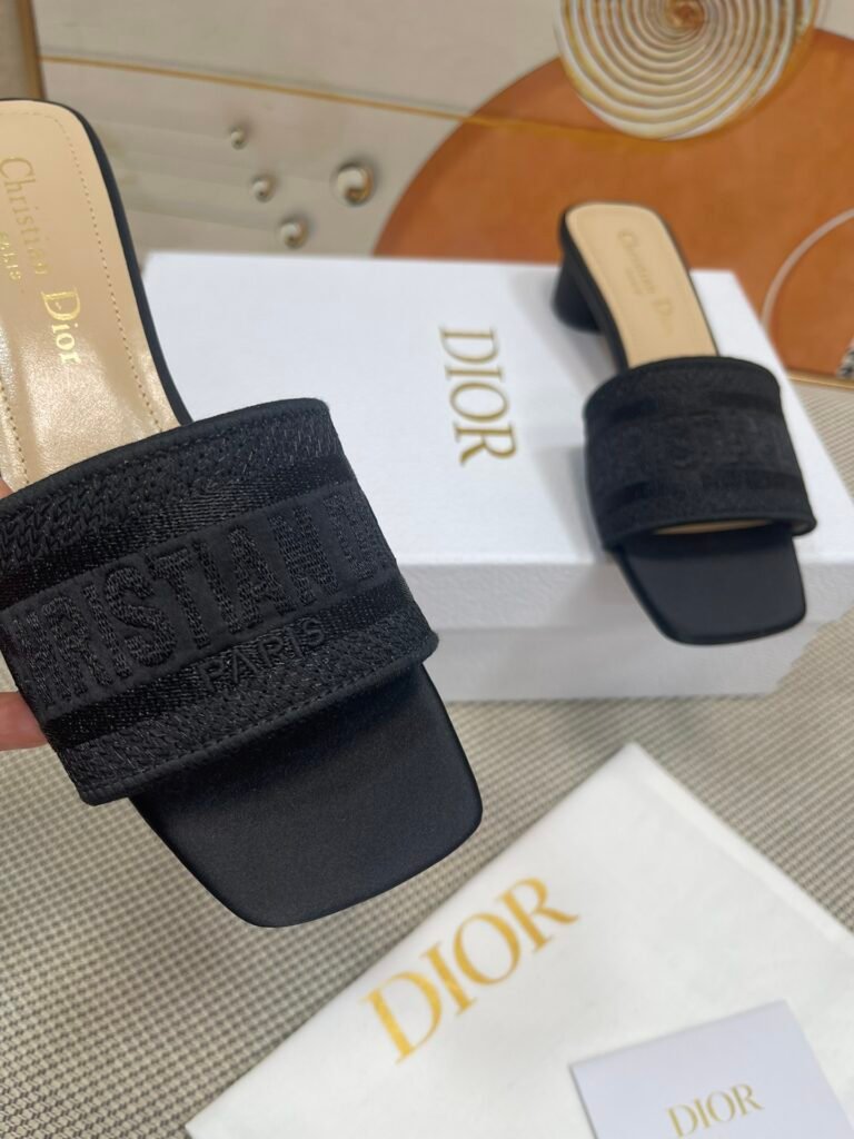 Dior Unisex Crystal-Embellished Sneakers detail image 7