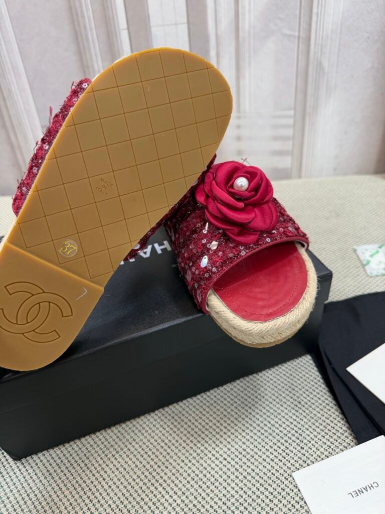 Louis Vuitton Unisex Slides detail image 7
