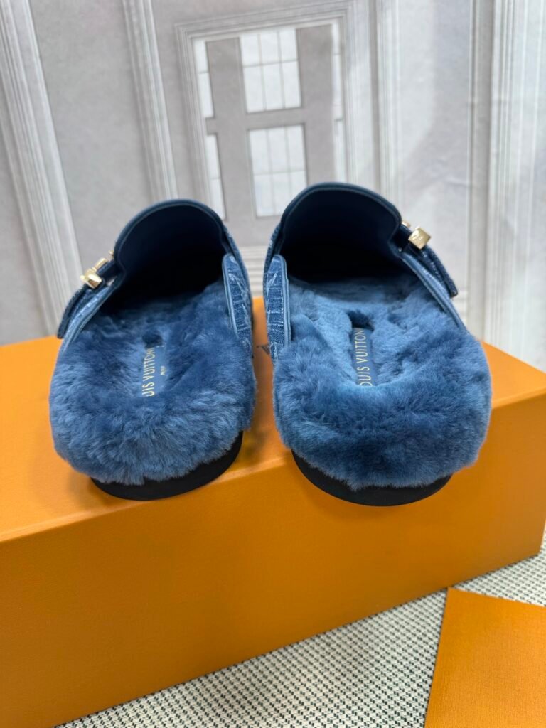 Louis Vuitton Unisex Slides detail 7