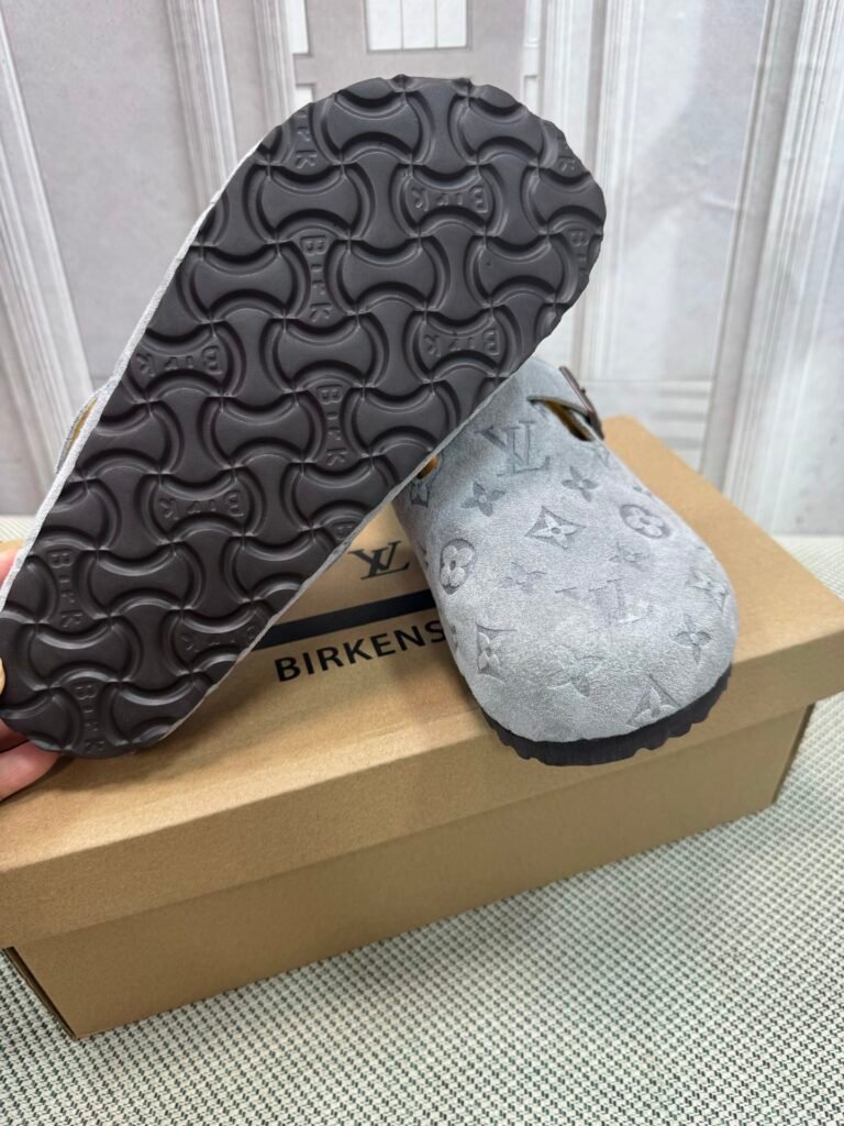 Louis Vuitton Unisex Slides detail 7