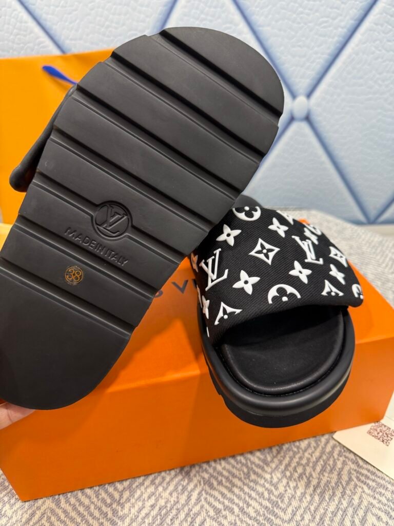 Louis Vuitton Unisex Slides detail 7
