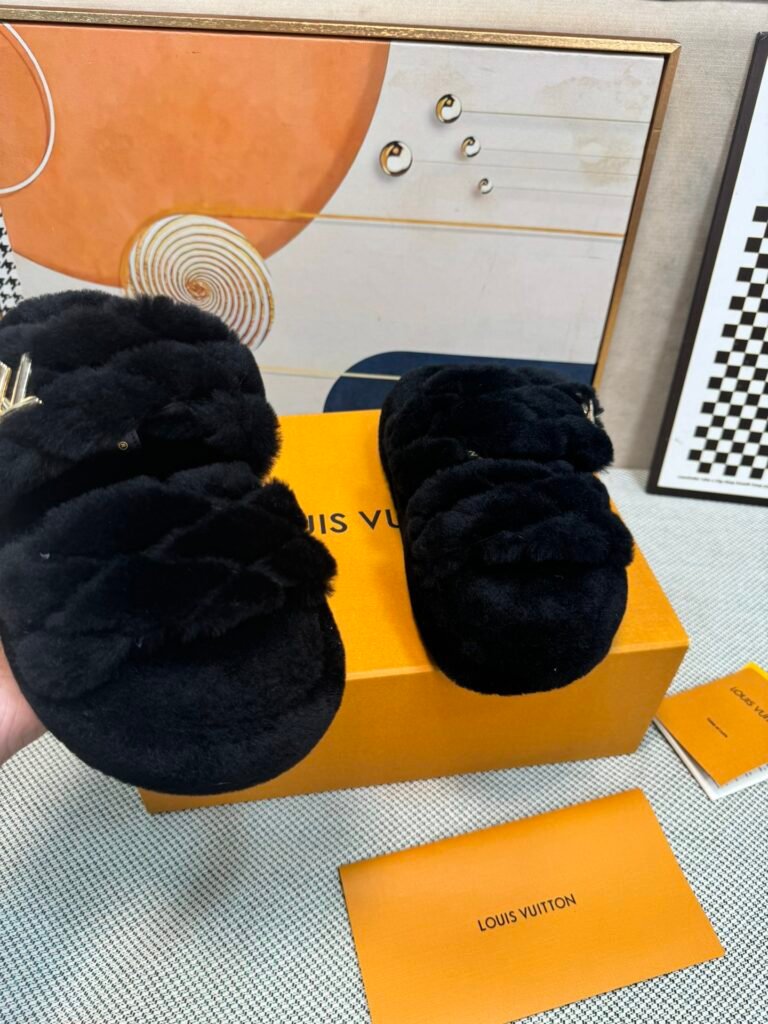 Louis Vuitton Unisex Slides detail 7
