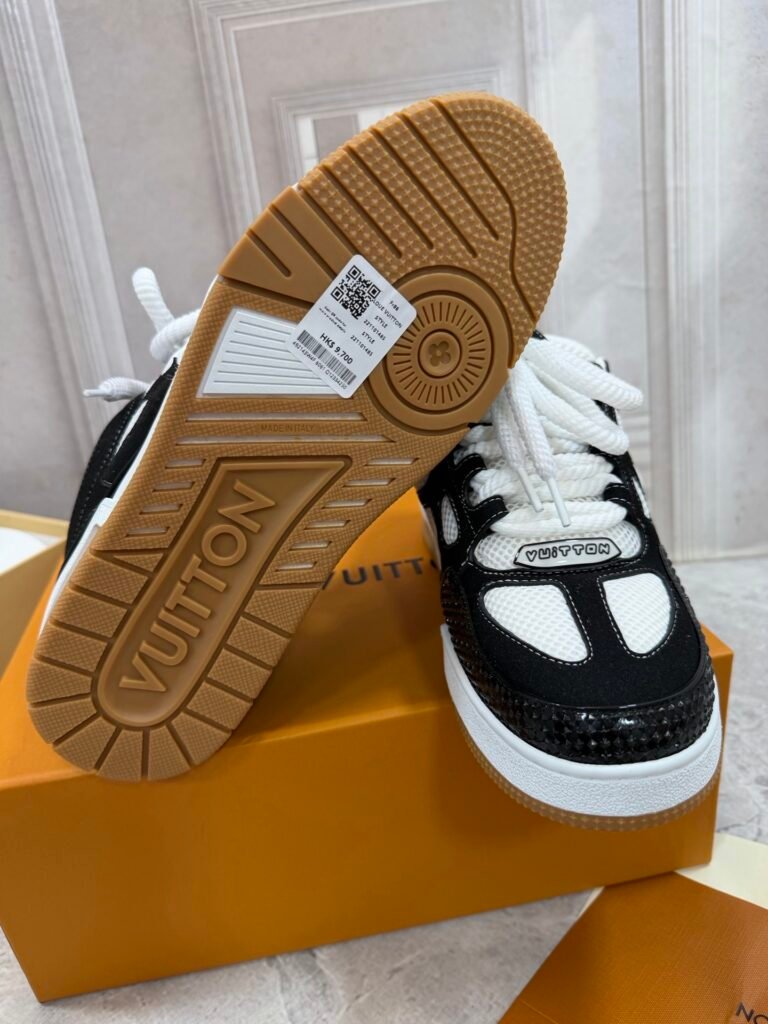 Louis Vuitton Unisex Chunky Sneakers detail 7
