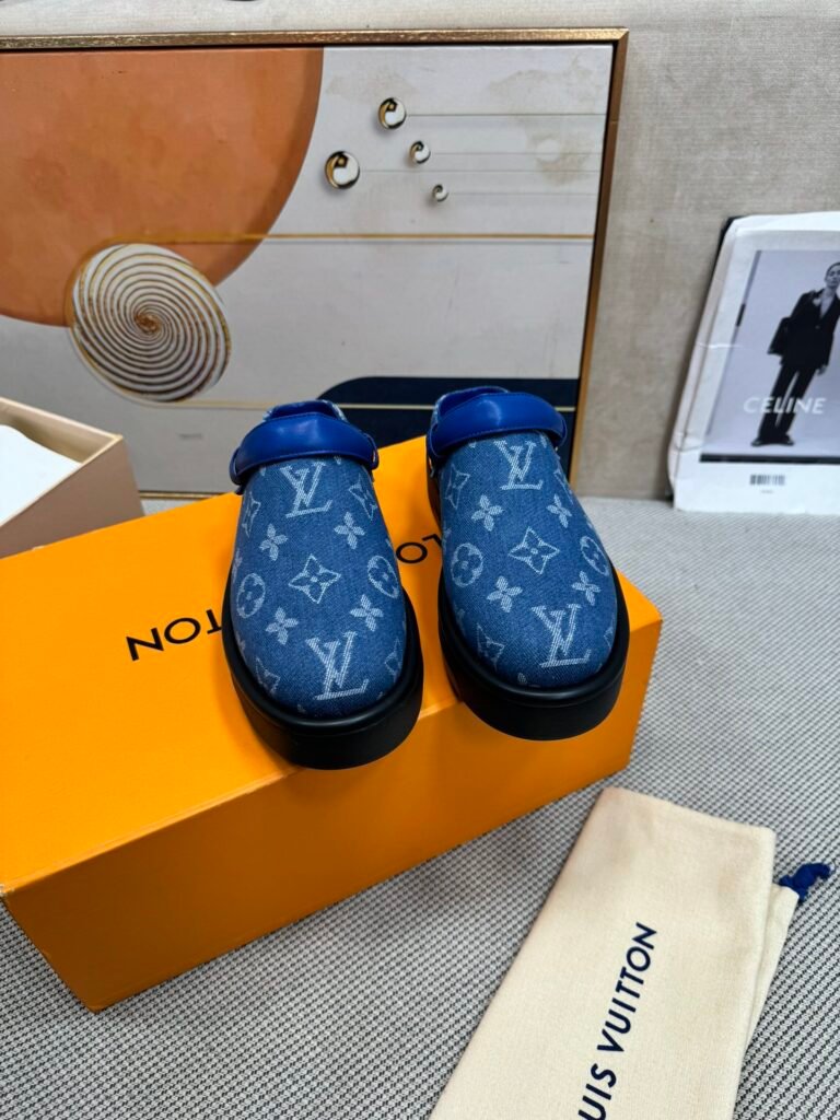 Louis Vuitton Unisex Slides detail 7