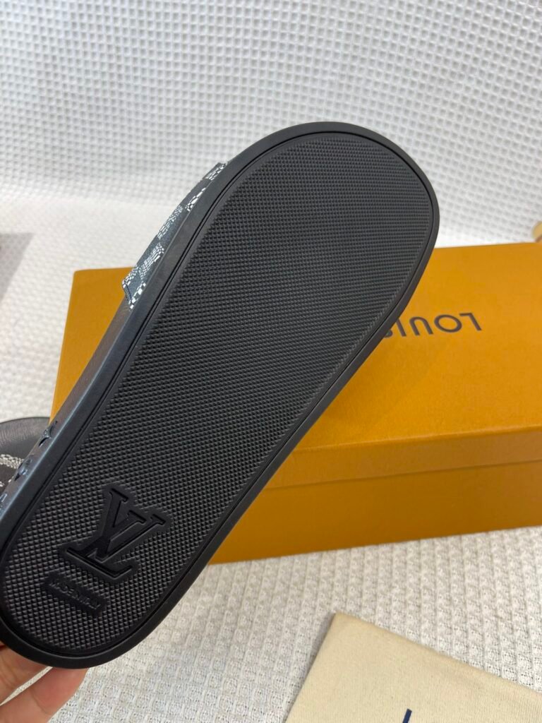 Louis Vuitton Unisex Slides detail image 7