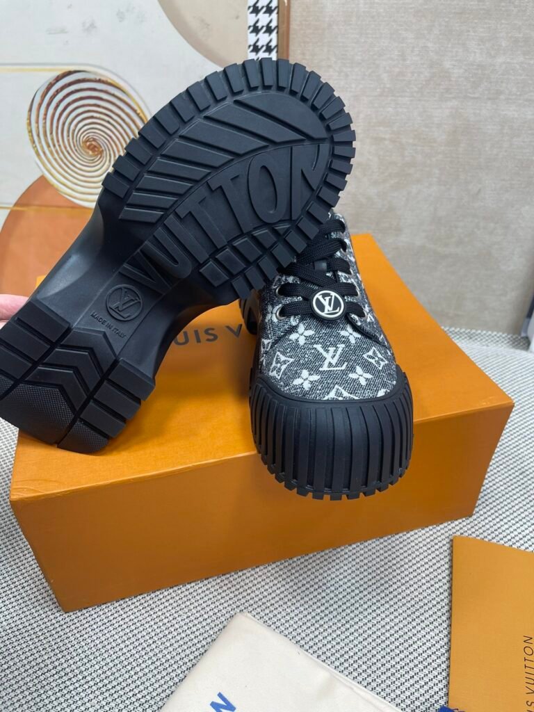Louis Vuitton Unisex Chunky Sneakers detail 7