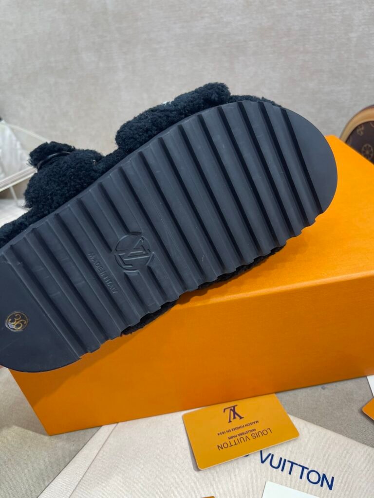 Louis Vuitton Unisex Shearling Shoes detail image 7